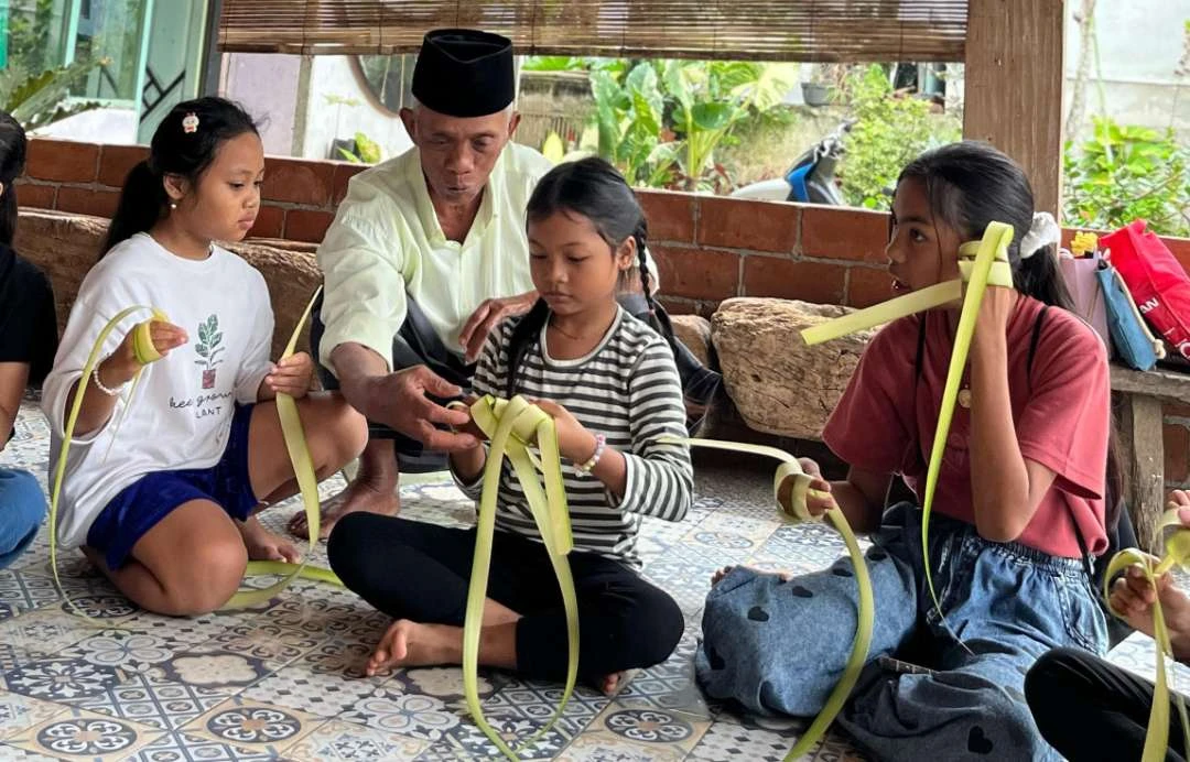 Lestarikan Budaya, Sanggar Nampani Ajarkan Seni Menganyam Ketupat